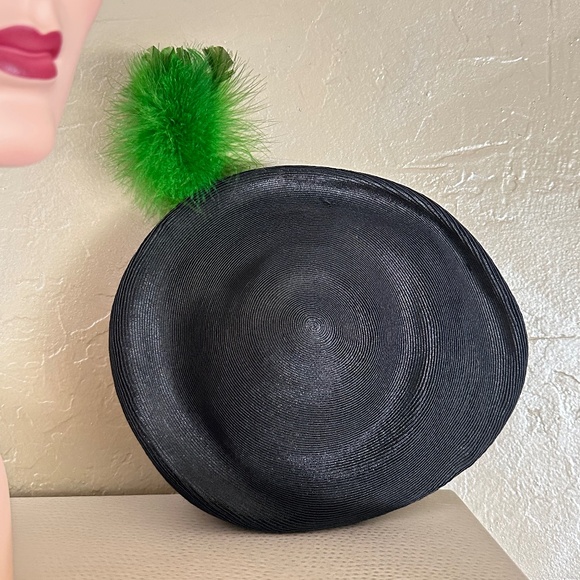 EXCITING 1940s\' BLACK STRAW BERET WITH TALL GREEN FEATHERS, ROUND TRIM & TASSLES main image 6
